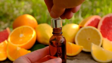 Şişedeki turunçgil yağı. Seçici odaklanma. Doğa.