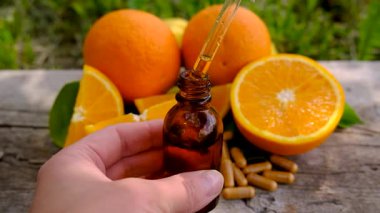 Şişedeki portakal yağı. Seçici odaklanma. Doğa.
