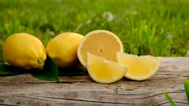 Limonlar kesilmiş arka plan. Seçici odaklanma. yiyecek.