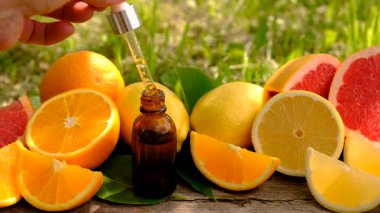 Şişedeki turunçgil yağı. Seçici odaklanma. Doğa.
