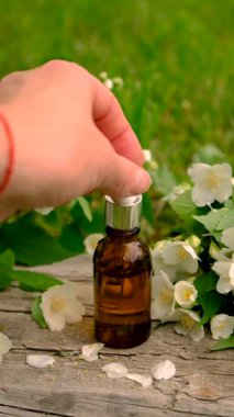 Yasemin yağı ve çiçekler. Seçici odaklanma. Doğa.