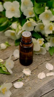 Yasemin yağı ve çiçekler. Seçici odaklanma. Doğa.