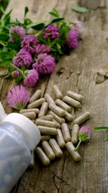 Kırmızı Yonca Özütü ve İlaveleri. Seçici Odaklanma. Doğa.