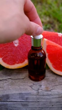 Şişedeki greyfurt yağı. Seçici odaklanma. Doğa.