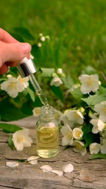 Yasemin yağı ve çiçekler. Seçici odaklanma. Doğa.