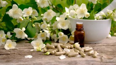 Yasemin yağı ve çiçekler. Seçici odaklanma. Doğa.