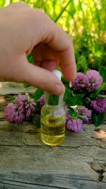 Kırmızı Yonca Özütü ve İlaveleri. Seçici Odaklanma. Doğa.