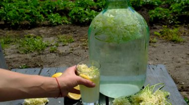 Yaşlı çiçeklerden şampanya. Seçici odaklanma. iç.