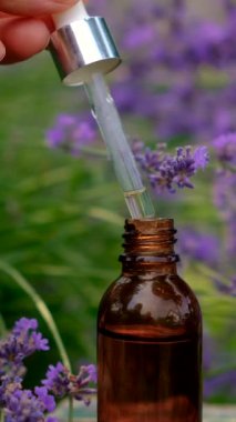 Şişedeki lavanta yağı. Seçici odaklanma. Doğa.