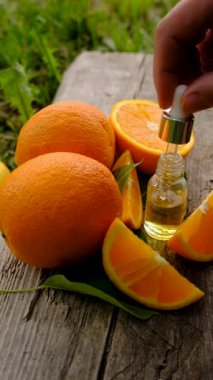 Şişedeki portakal yağı. Seçici odaklanma. Doğa.