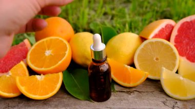 Şişedeki turunçgil yağı. Seçici odaklanma. Doğa.