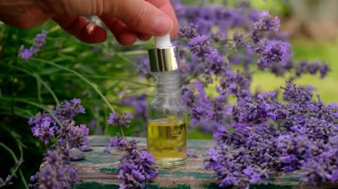 Şişedeki lavanta yağı. Seçici odaklanma. Doğa.