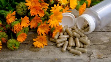 Calendula tentürü ve takviyeler. Seçici odaklanma. Doğa.