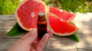 Şişedeki greyfurt yağı. Seçici odaklanma. Doğa.