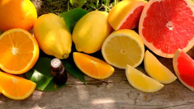 Şişedeki turunçgil yağı. Seçici odaklanma. Doğa.