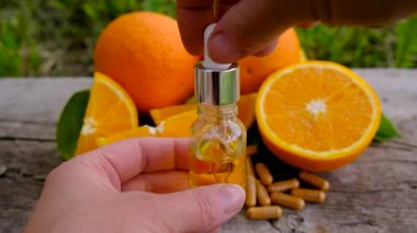 Şişedeki portakal yağı. Seçici odaklanma. Doğa.