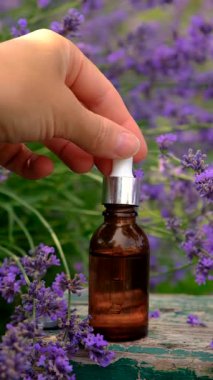 Şişedeki lavanta yağı. Seçici odaklanma. Doğa.