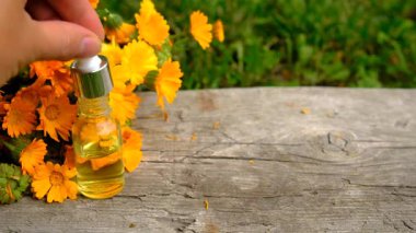 Calendula tentürü ve takviyeler. Seçici odaklanma. Doğa.