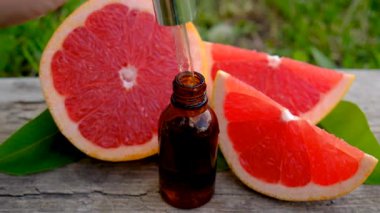 Şişedeki greyfurt yağı. Seçici odaklanma. Doğa.