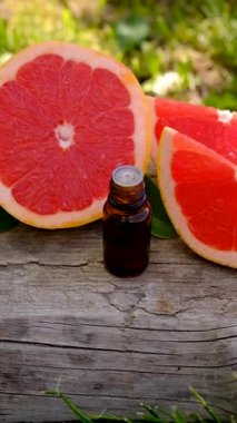 Şişedeki greyfurt yağı. Seçici odaklanma. Doğa.
