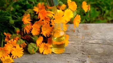 Calendula tentürü ve takviyeler. Seçici odaklanma. Doğa.