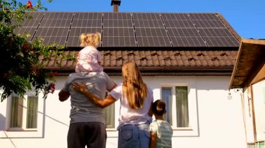Aile güneş panellerine bakıyor. Seçici odak.
