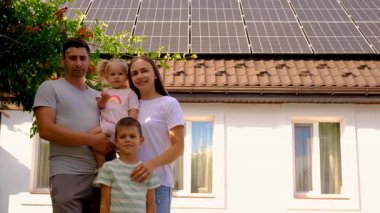 Aile güneş panellerine bakıyor. Seçici odak.