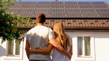 Aile güneş panellerine bakıyor. Seçici odak.