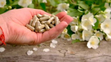 Yasemin yağı ve çiçekler. Seçici odaklanma. Doğa.