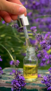 Şişedeki lavanta yağı. Seçici odaklanma. Doğa.