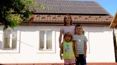 Adam evin çatısındaki güneş panellerine bakıyor. Seçici odaklanma. insanlar.