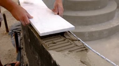 seramik ve mozaik döşeme. Seçici odaklanma. İş.