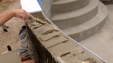 seramik ve mozaik döşeme. Seçici odaklanma. İş.