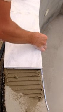 seramik ve mozaik döşeme. Seçici odaklanma. İş.