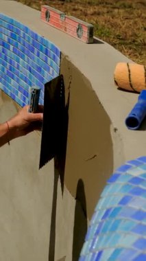 seramik ve mozaik döşeme. Seçici odaklanma. İş.