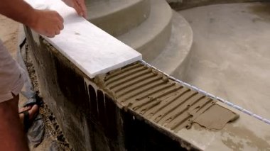 seramik ve mozaik döşeme. Seçici odaklanma. İş.