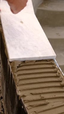 seramik ve mozaik döşeme. Seçici odaklanma. İş.