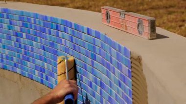 seramik ve mozaik döşeme. Seçici odaklanma. İş.