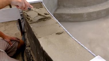 seramik ve mozaik döşeme. Seçici odaklanma. İş.