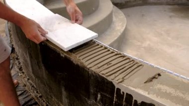 seramik ve mozaik döşeme. Seçici odaklanma. İş.