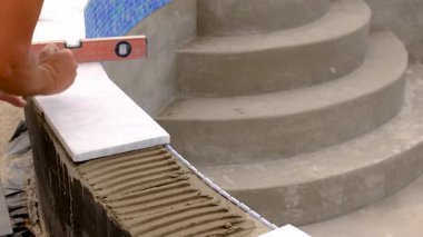 seramik ve mozaik döşeme. Seçici odaklanma. İş.