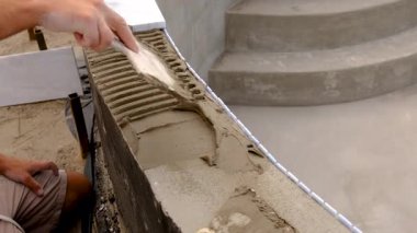 seramik ve mozaik döşeme. Seçici odaklanma. İş.