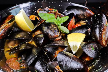 Siyah tabakta midyeler.