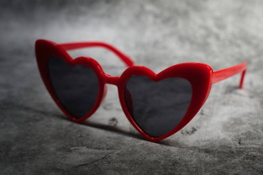 kırmızı kalp şekilli gölgeler