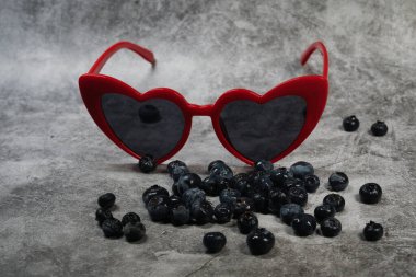 yaban mersini ve kırmızı kalp şeklinde gölgeler