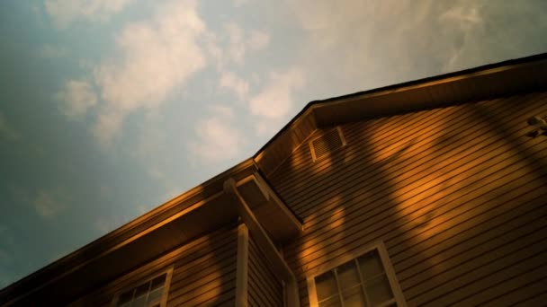 Cielo Azul Luz Dorada Hora Parte Trasera Casa Con Una — Vídeos de Stock
