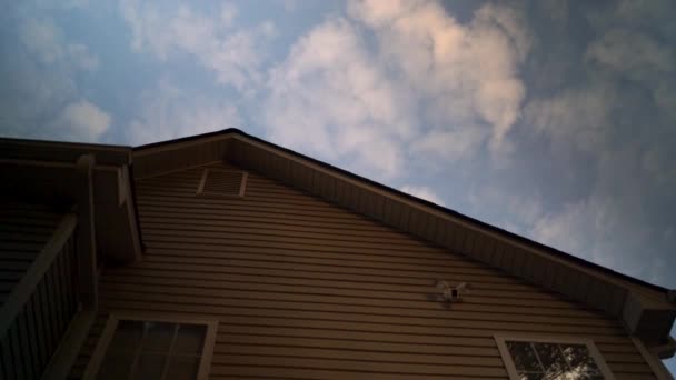 Blue Skies Luce Ora Dorata Sul Retro Della Casa Con — Video Stock
