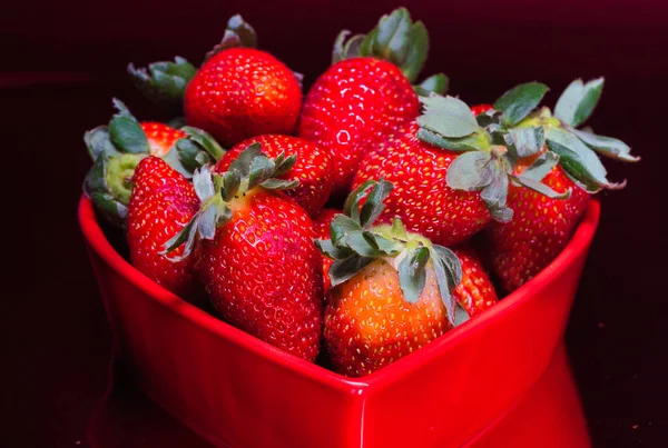 多汁的草莓使你随时想吃 陶瓷心形盘子中生气勃勃的色彩 — 图库照片