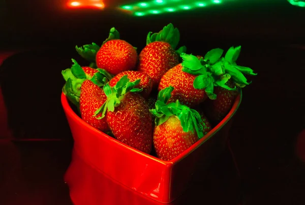 多汁的草莓使你随时想吃 陶瓷心形盘子中生气勃勃的色彩 — 图库照片