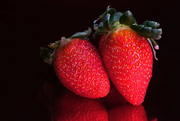 多汁的草莓使你随时想吃 充满活力的色彩 — 图库照片
